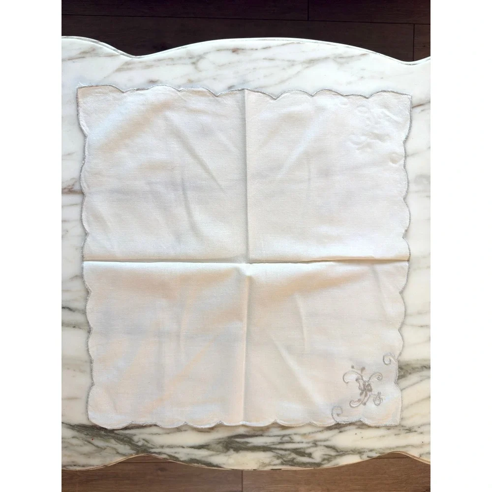 Set of 5 Vintage Ivory Embroidered Scalloped Cloth Dinner Napkins